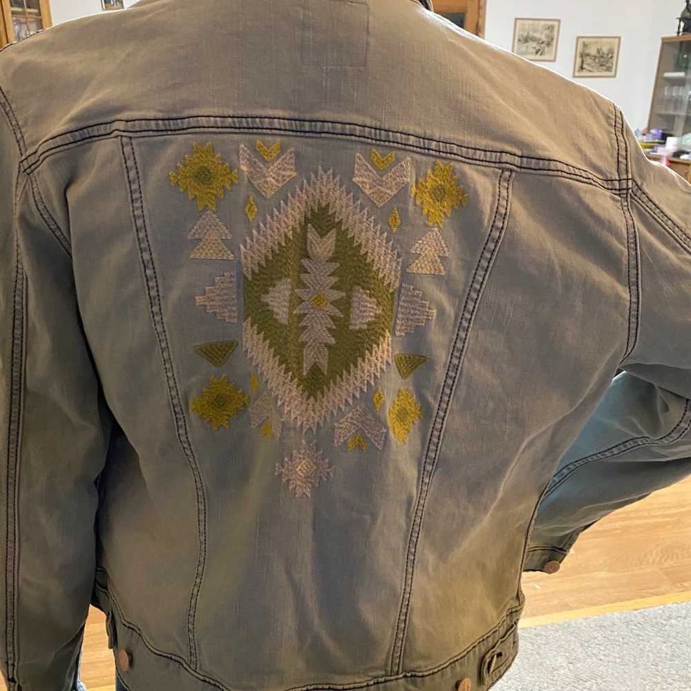 NWOT Light‎ Wash Buttons Floral Daisy design